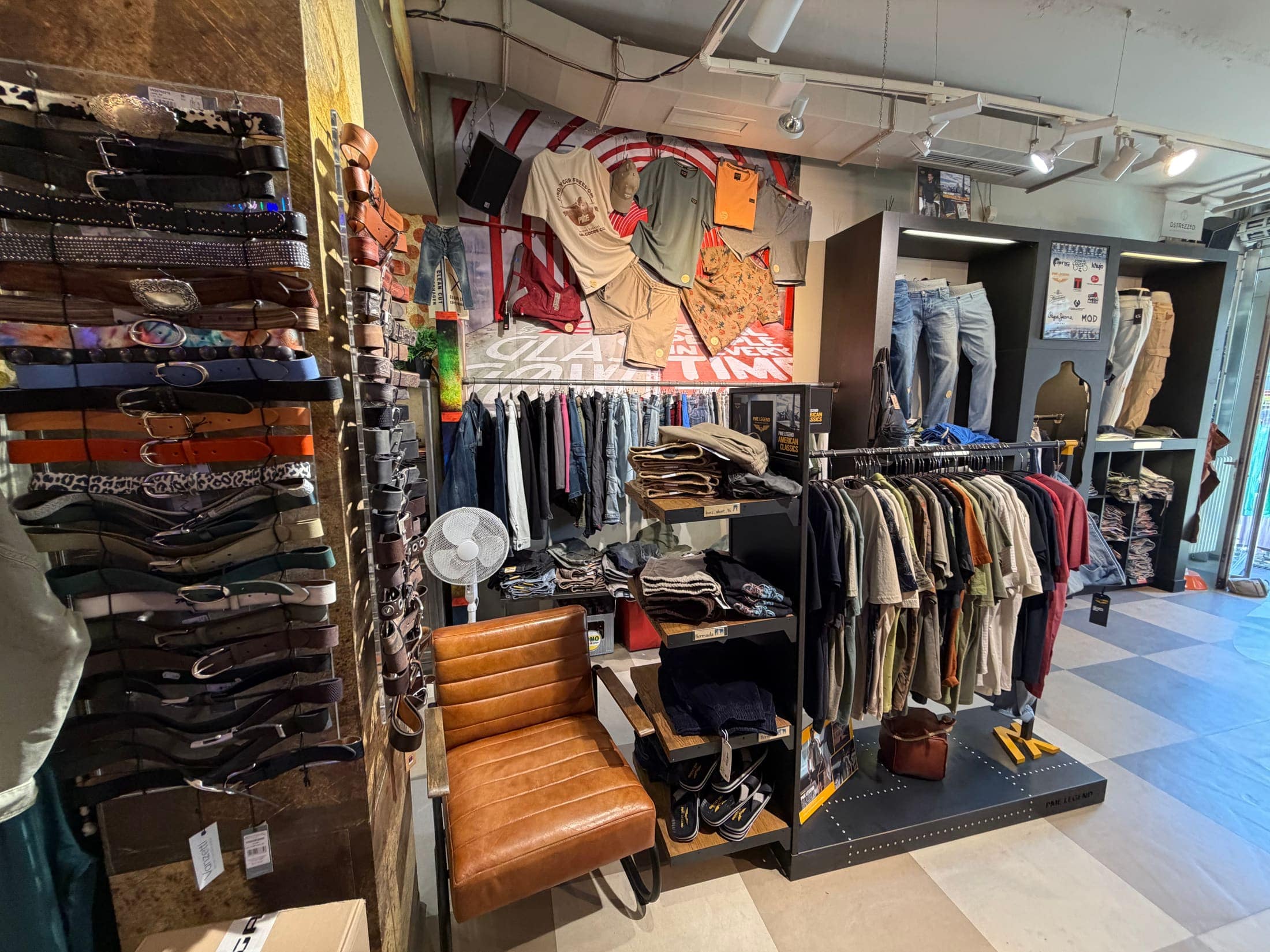 Store-Detail mit Gürtel, Denim und rustikaler Einrichtung.
